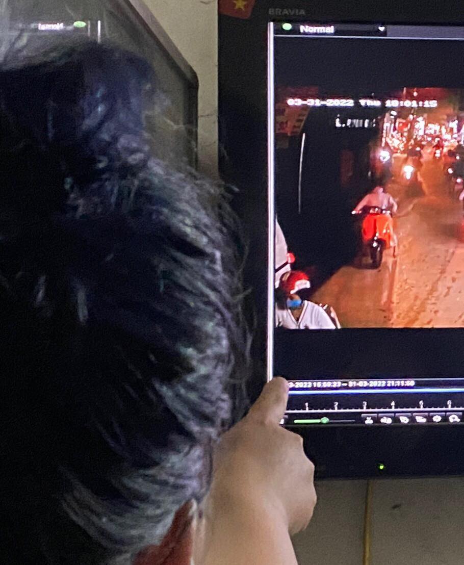 Xuất hiện clip nghi có người phóng hỏa trong vụ cháy tại phường Phú Đô, công an trích xuất camera điều tra - Ảnh 2.