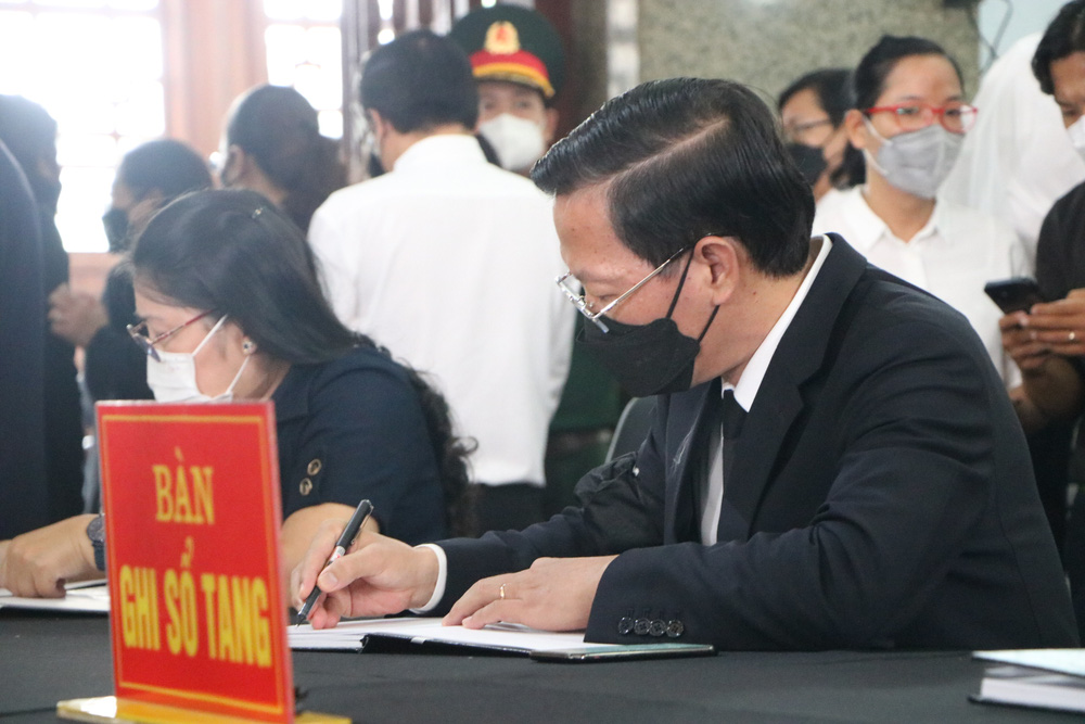 President Nguyen Xuan Phuc writes a book of mourning for Vice President of Ho Chi Minh City Le Hoa Binh - Photo 3.