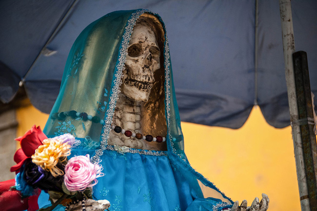 The image of a skeleton decorated with flowers that looks surprisingly scary is a symbol of hope and a little-known story about the goddess of the infamous brother and sister - Photo 3.