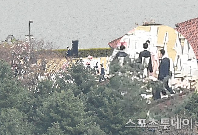 Cuối cùng cũng lộ ảnh siêu hiếm bên trong lễ đường thế kỷ: Vợ chồng Hyun Bin và Son Ye Jin dắt tay nhau lên lễ đường đây này! - Ảnh 2.