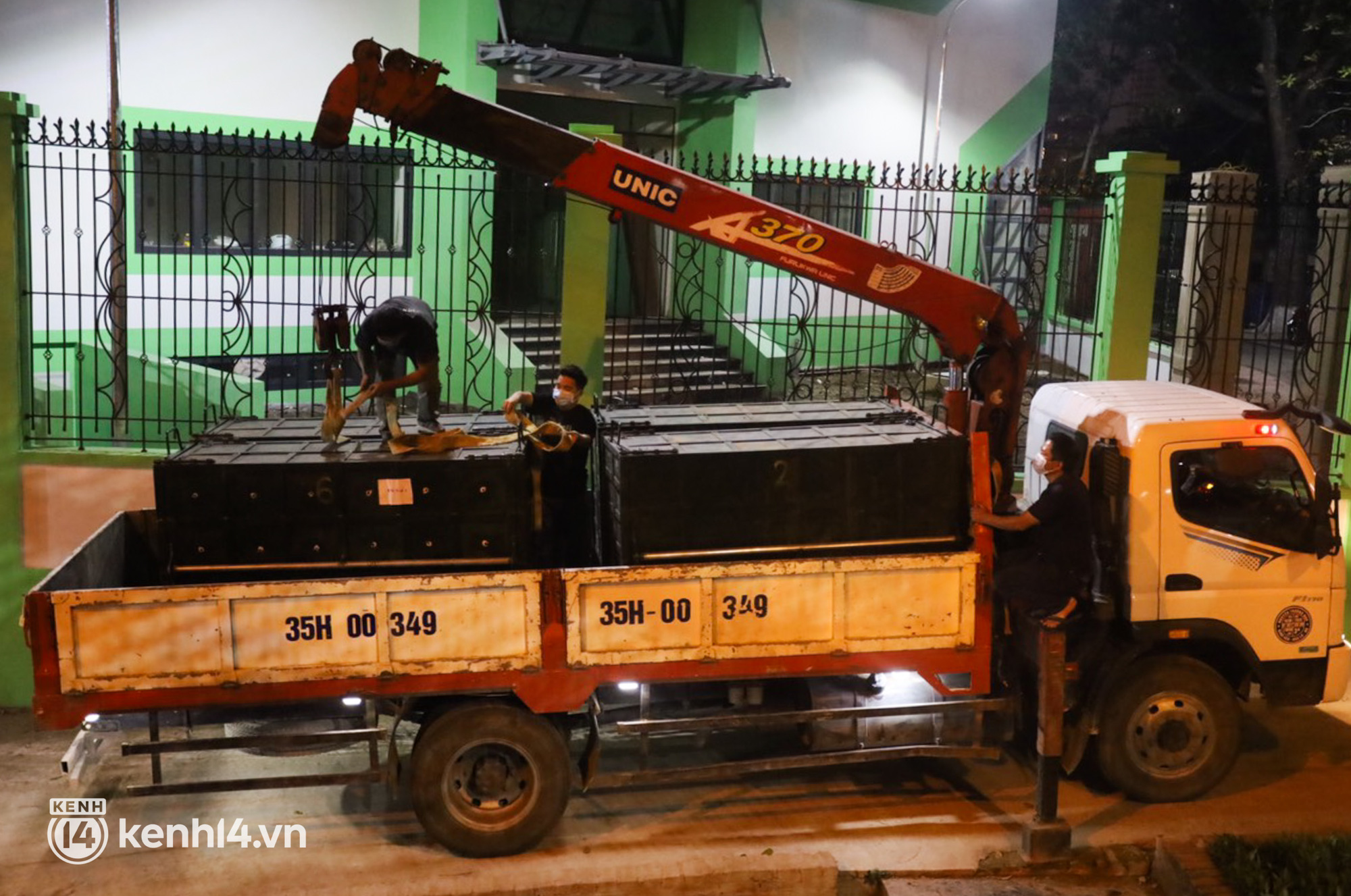Cận cảnh 8 chú hổ được giải cứu ở Nghệ An đã về tới vườn thú Hà Nội trong đêm - Ảnh 1.