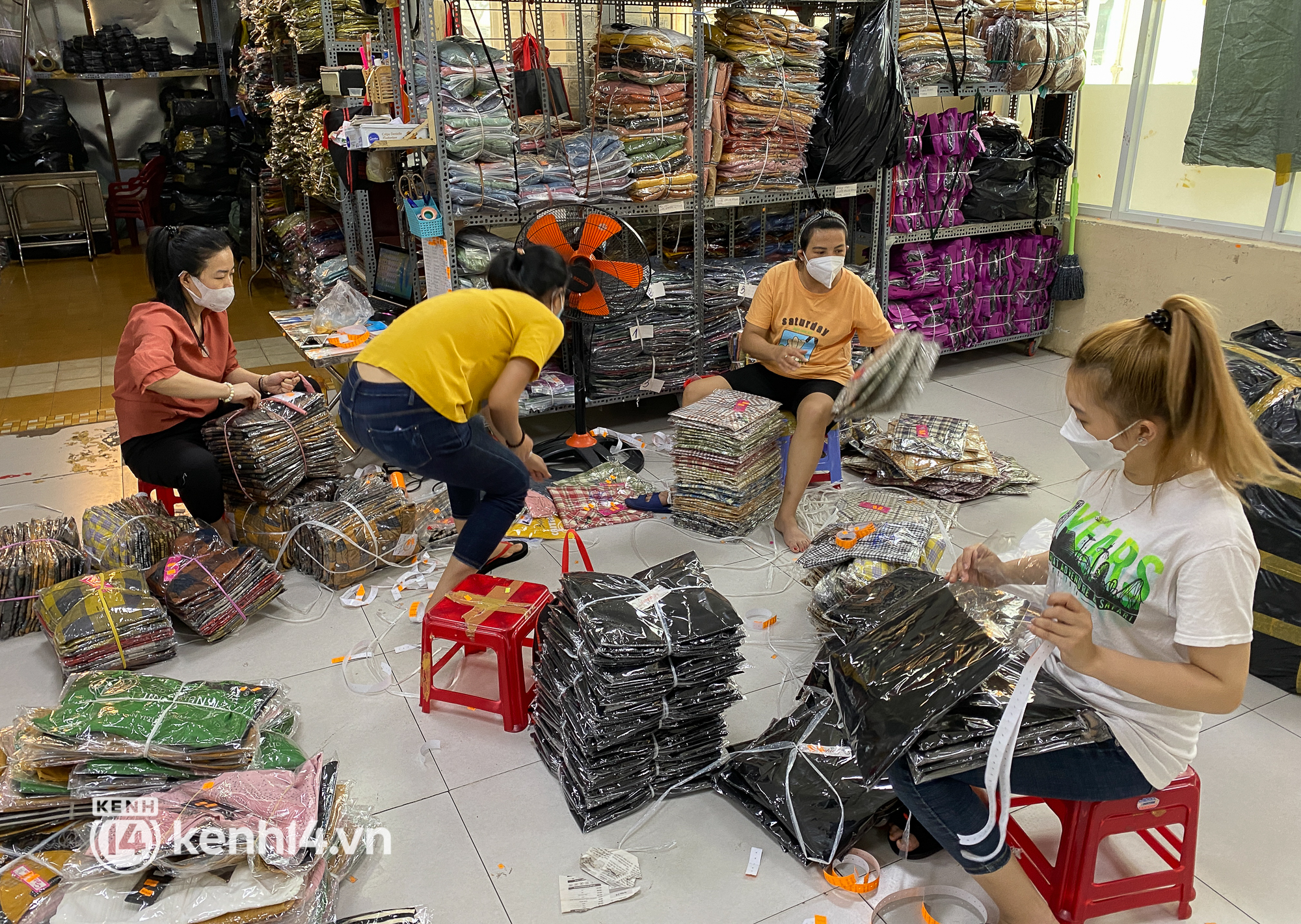 Chợ bán sỉ lớn nhất Sài Gòn ế ẩm sau Tết, nhiều tiểu thương ngậm ngùi sang nhượng hoặc cho thuê sạp - Ảnh 16.