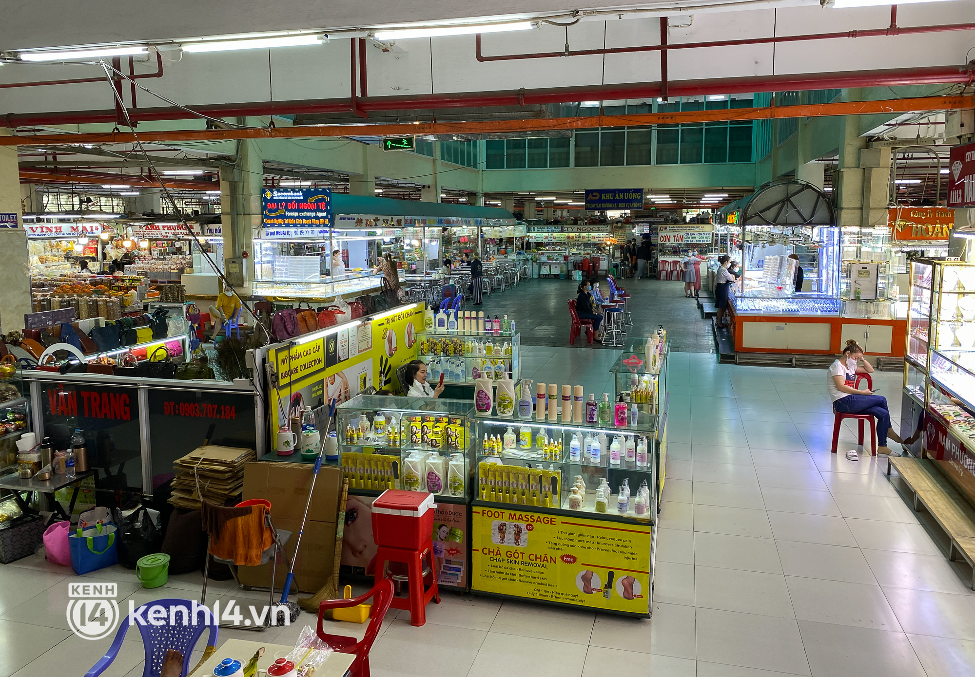 Chợ bán sỉ lớn nhất Sài Gòn ế ẩm sau Tết, nhiều tiểu thương ngậm ngùi sang nhượng hoặc cho thuê sạp - Ảnh 3.
