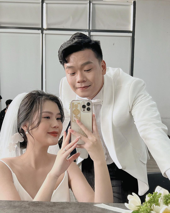 Hé lộ hình ảnh đầu tiên về đám cưới của tuyển thủ Việt Nam: Chú rể điển trai, nhan sắc cô dâu gây chú ý - Ảnh 1.