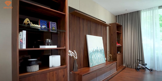 Biệt thự 500m2 của đại gia Đà Nẵng: Toàn bộ nội thất làm từ gỗ óc chó, riêng chiếc đèn chùm phòng khách có giá 1 tỷ đồng - Ảnh 23.