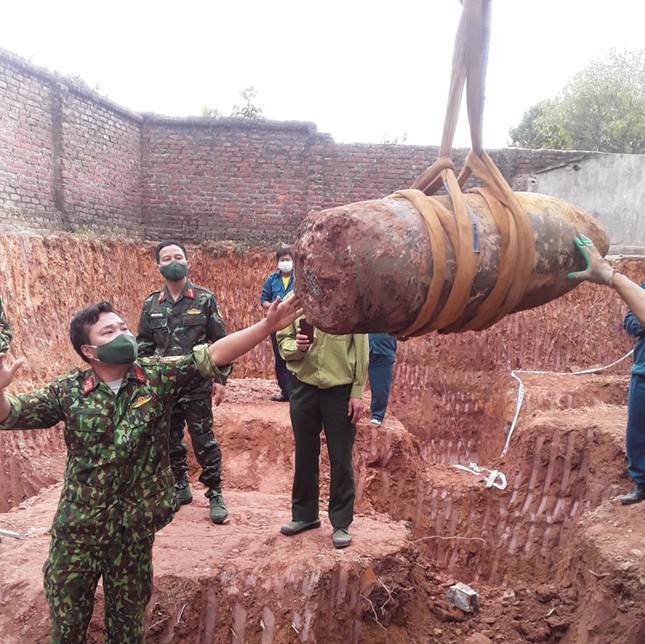 Phát hiện quả bom nặng hơn 300 kg còn nguyên ngòi nổ trong khu dân cư - Ảnh 1.