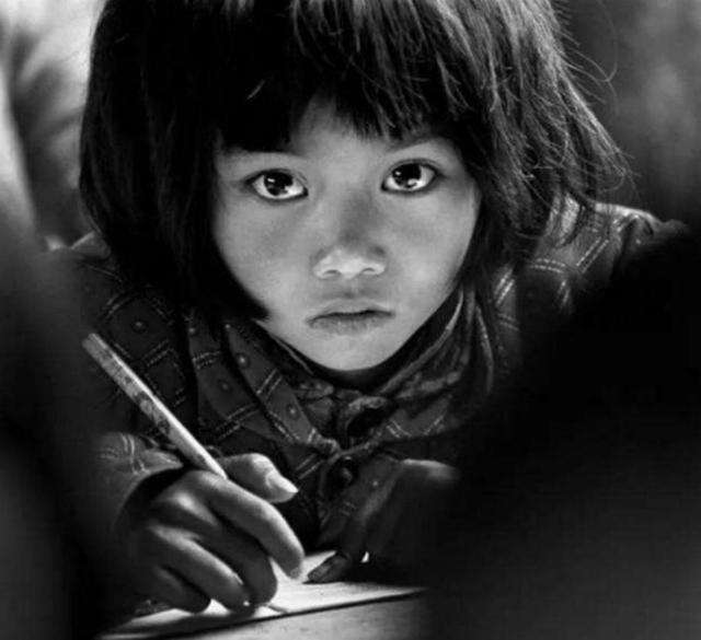 Cô bé có đôi mắt sáng bên bàn học trong bức ảnh gây bão hơn 30 năm trước giờ quá khác, giữ một ví trí nhiều người nể phục - Ảnh 1.