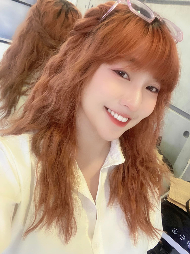 C&oacute; một nữ streamer đời đầu khiến đ&agrave;n em &ldquo;h&iacute;t kh&oacute;i với phong c&aacute;ch &ldquo;hack tuổi&rdquo; đ&aacute;ng nể - Ảnh 4.