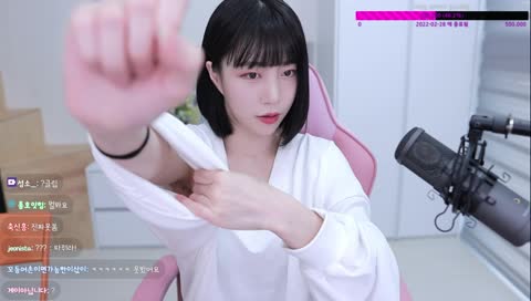 Nữ streamer khoe vùng da dưới cánh tay với biểu cảm sexy, fan “tá hoả” khi nhận ra có điều bất ổn - Ảnh 1.