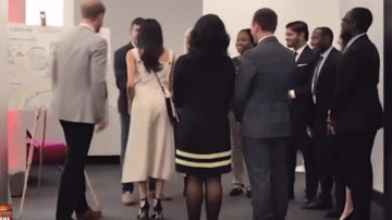 Khoảnh khắc Meghan chen chân lấn át Hoàng tử Harry trong sự kiện khiến dư luận sôi máu - Ảnh 1.