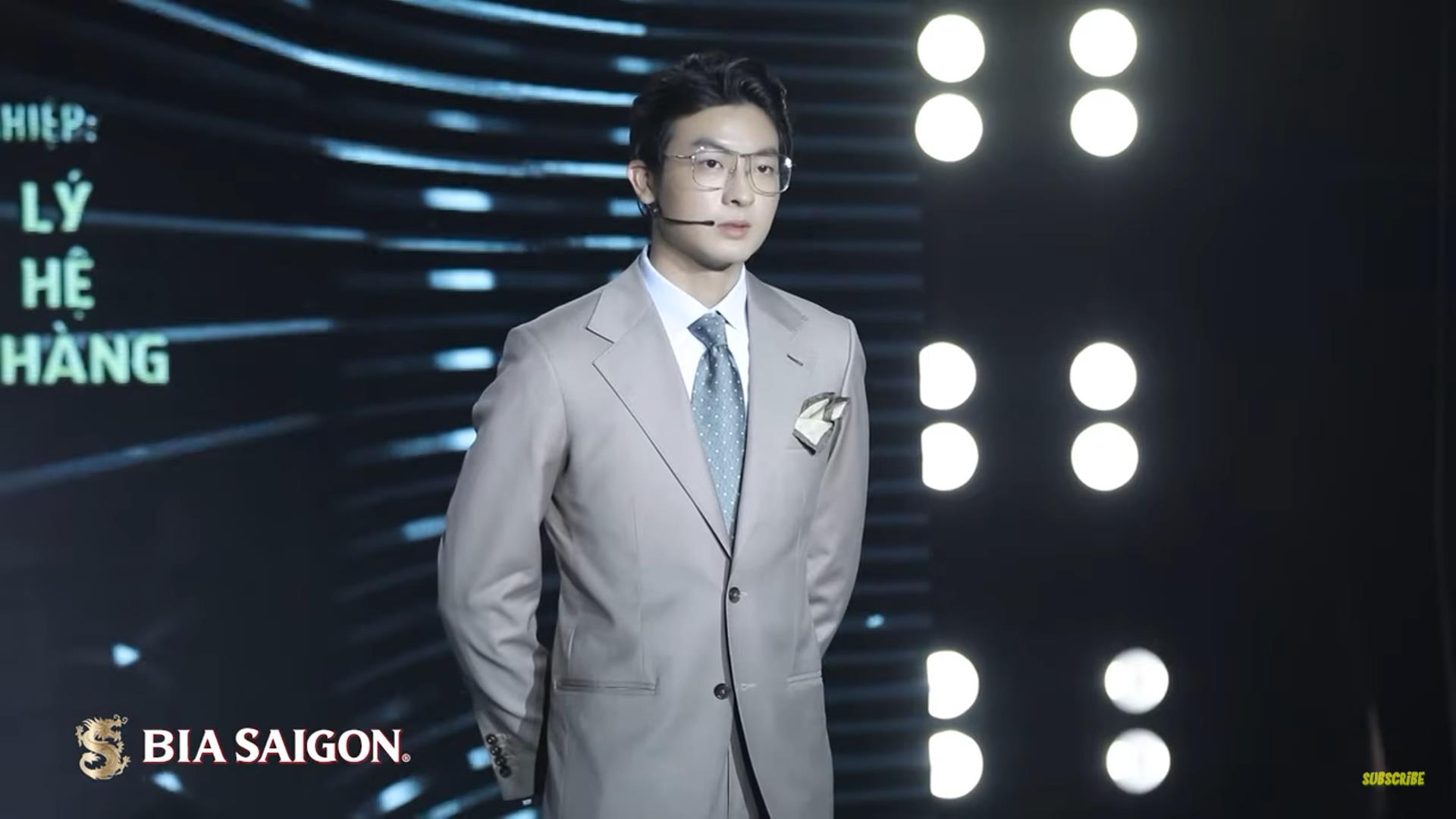 Học tr&ograve; Hương Giang đang khiến netizen rần rần nhận chồng: Mắt h&iacute; điển trai, body cũng hết nước chấm! - Ảnh 3.