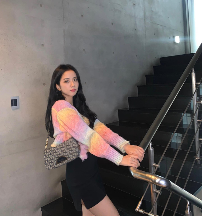 BLACKPINK diện chân váy ngắn: Rosé lộ chân vòng kiềng vẫn sang như tiểu thư, nhưng Jisoo mới ấn tượng nhất - Ảnh 5.
