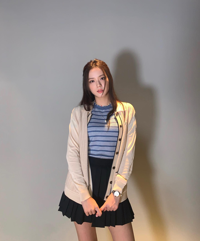 BLACKPINK diện chân váy ngắn: Rosé lộ chân vòng kiềng vẫn sang như tiểu thư, nhưng Jisoo mới ấn tượng nhất - Ảnh 6.