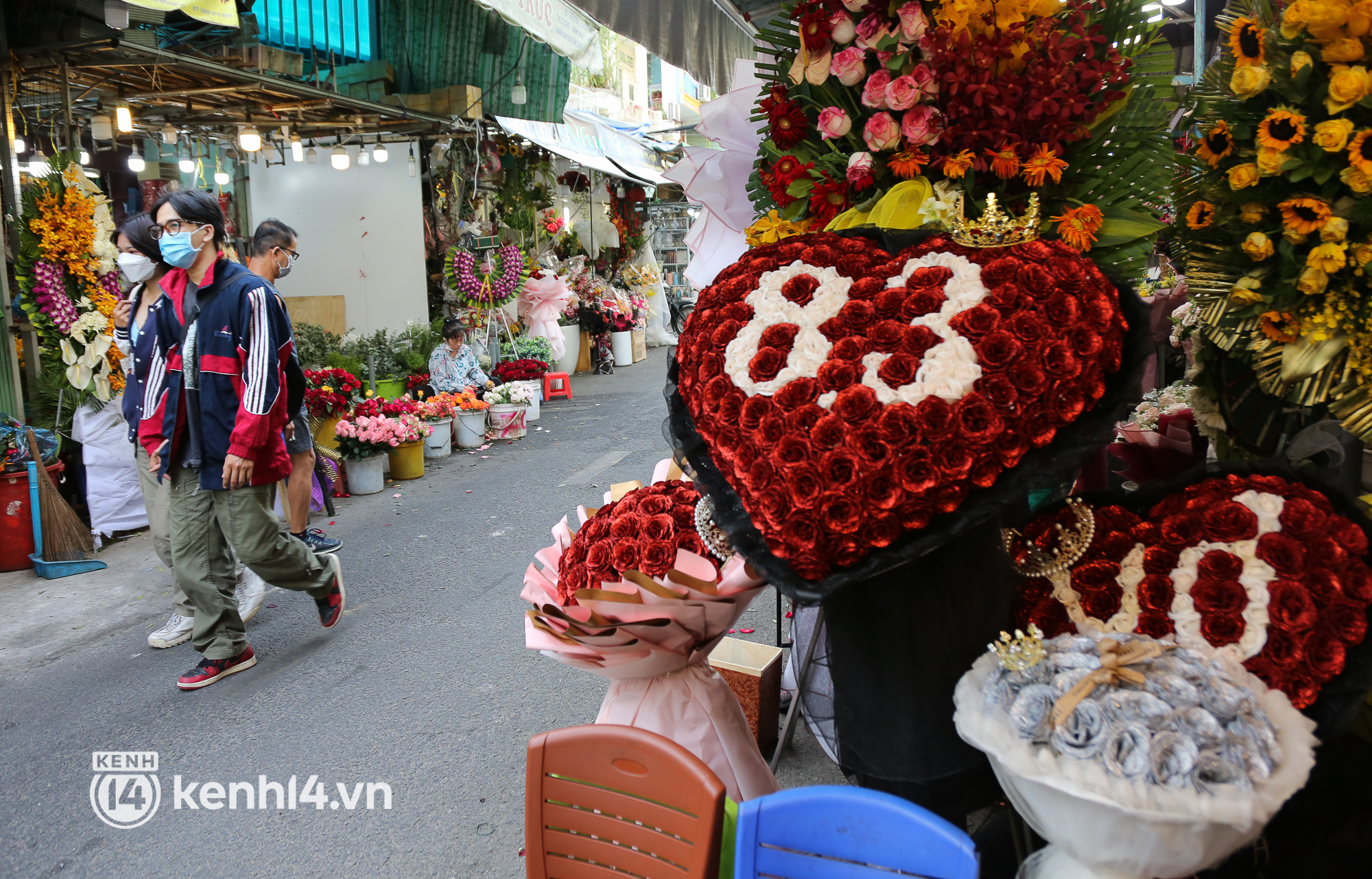 Lẵng hoa trái tim mừng 8/3 giá hàng triệu đồng hút khách tại chợ ...