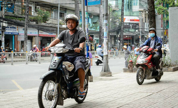 Xót xa phận đời huyền thoại tuổi thơ Vbiz: Tai nạn tới hoại tử mà không có tiền phẫu thuật, sống tạm bợ ở con hẻm toàn bia mộ - Ảnh 4.