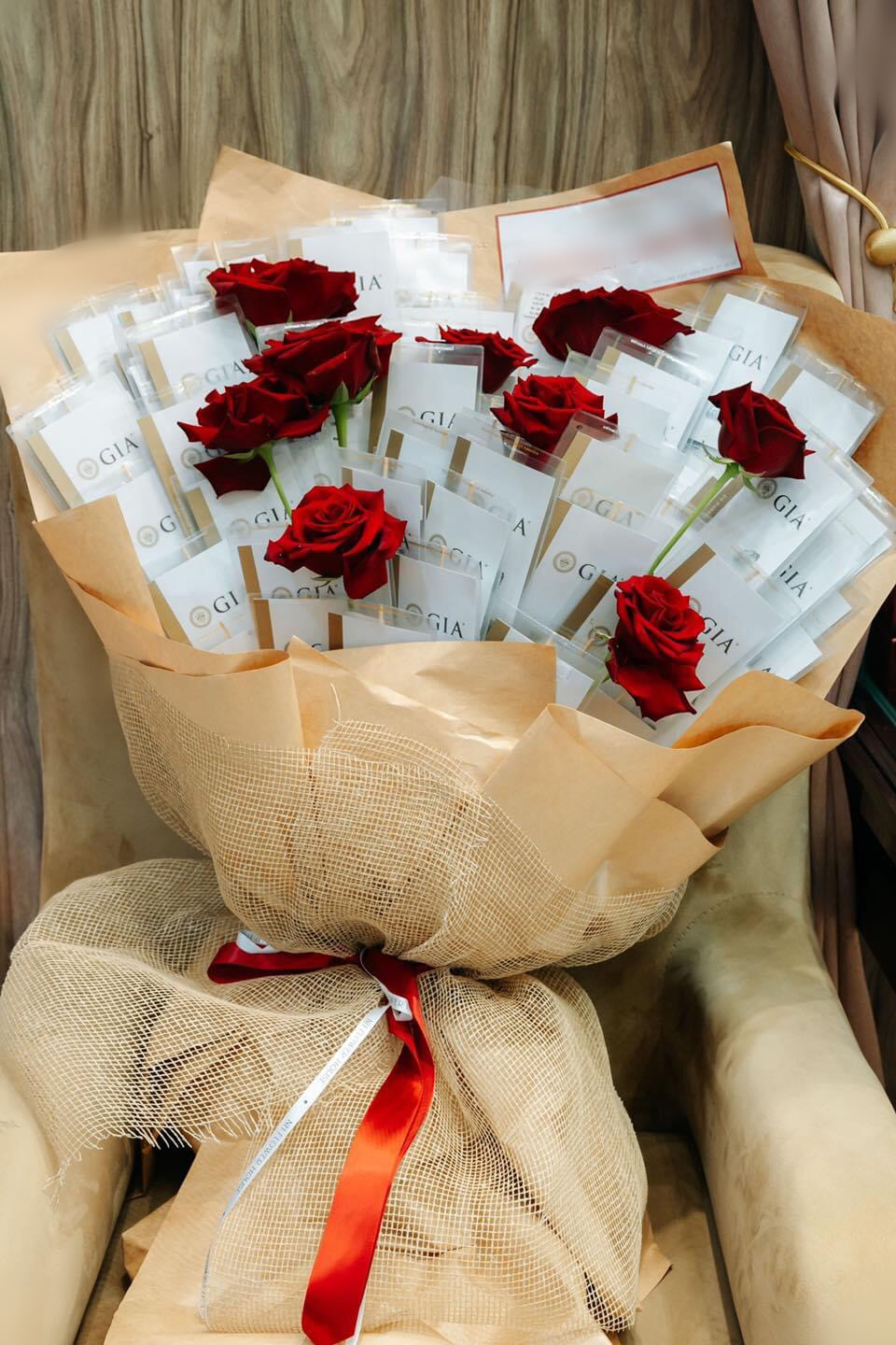 SỐC: Đại gia Cần Thơ mua bó hoa làm từ 99 viên kim cương dịp 8/3, chủ shop vừa chốt đơn vừa tụt 10 đơn vị huyết áp - Ảnh 2.