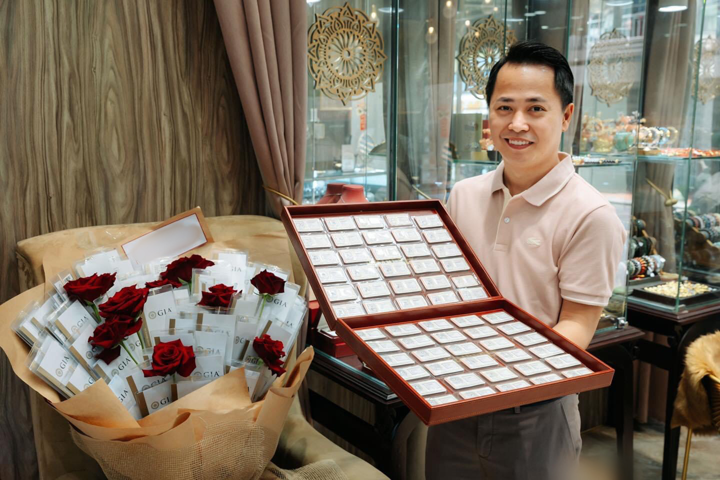 SỐC: Đại gia Cần Thơ mua bó hoa làm từ 99 viên kim cương dịp 8/3, chủ shop vừa chốt đơn vừa tụt 10 đơn vị huyết áp - Ảnh 1.