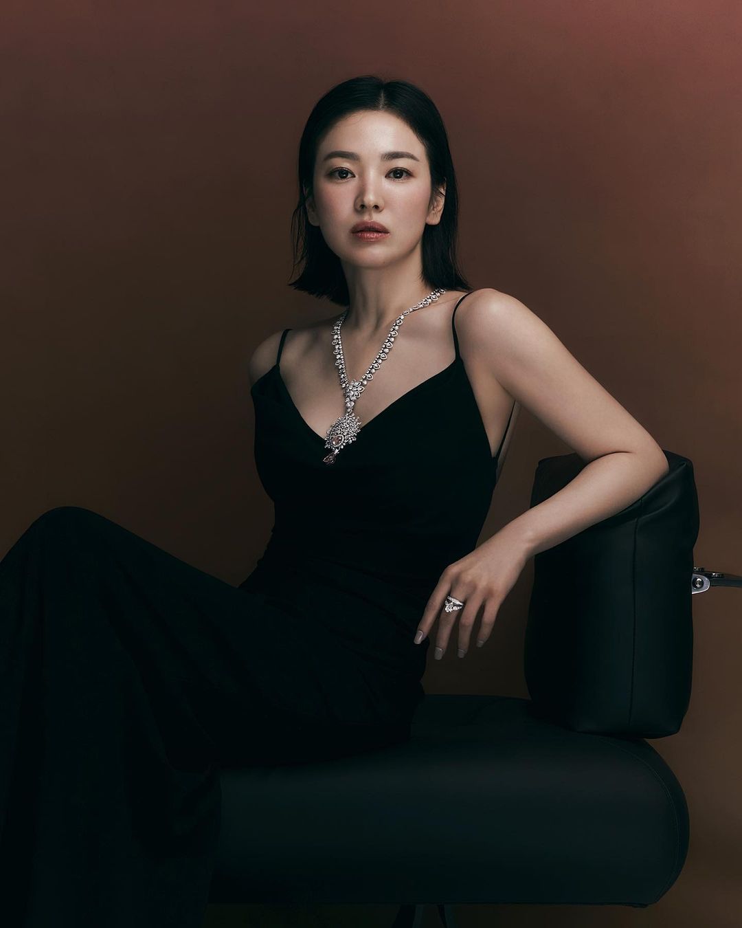 Càng nhìn càng mê mẩn Song Hye Kyo: Đội vương miện quyền lực tựa nữ hoàng, khoe vòng 1 lấp ló gợi cảm phát hờn - Ảnh 4.