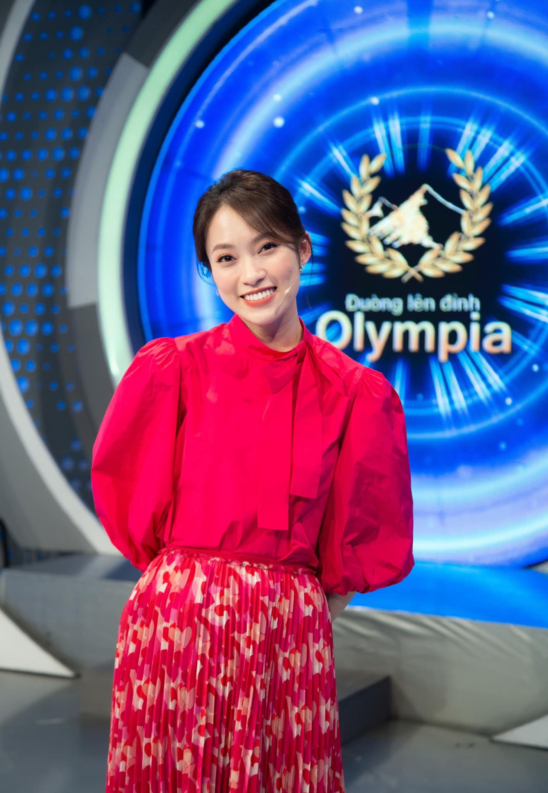 MC Khánh Vy rủ thí sinh Olympia quay trend hot trên Tóp tóp, nhan sắc sau hậu trường giật spotlight 10 điểm - Ảnh 3.