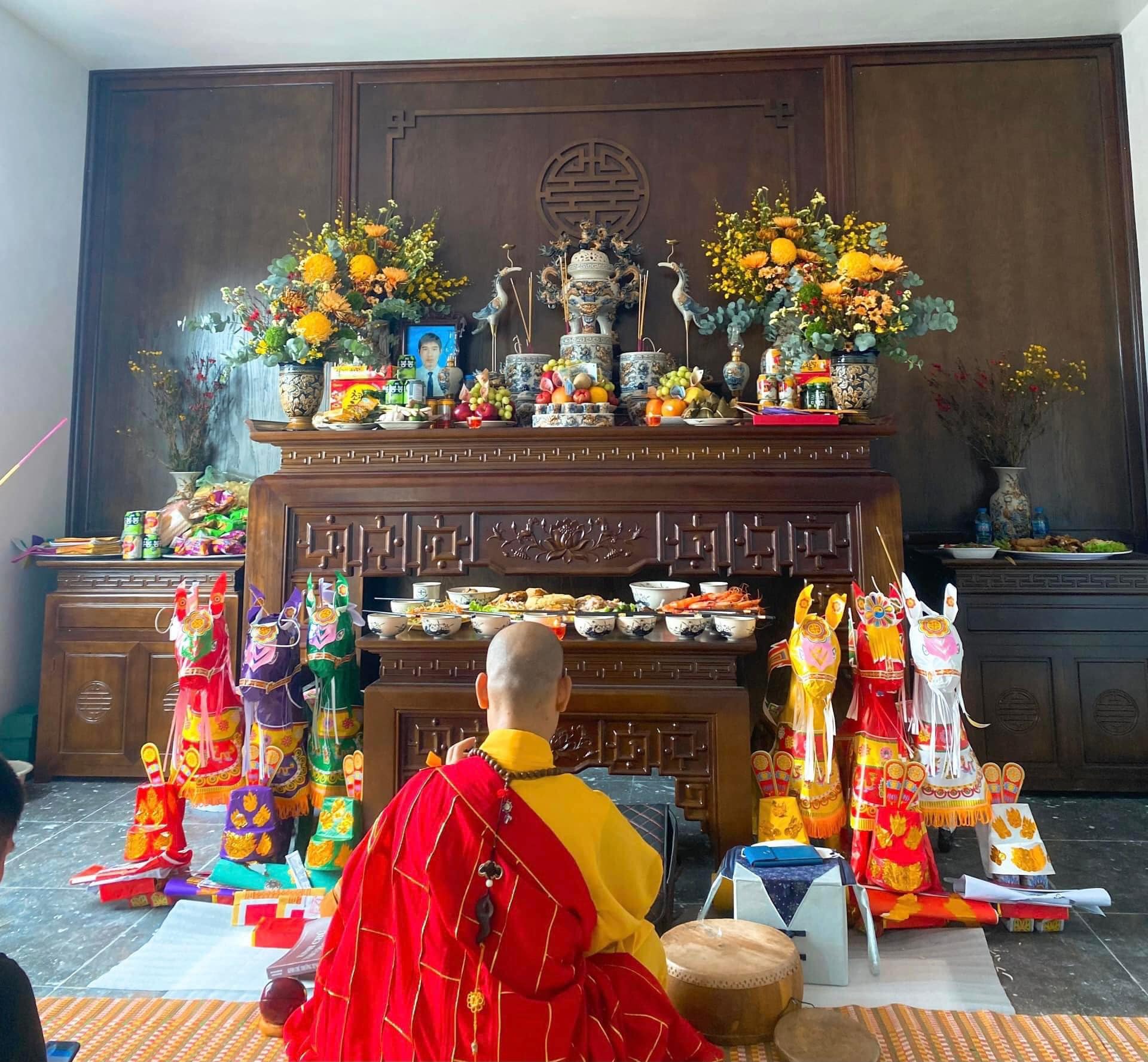 The traditional altar model makes people praise all the words: The owner arranges it like this to ensure that lucky money comes rushing in like a waterfall - Photo 1.