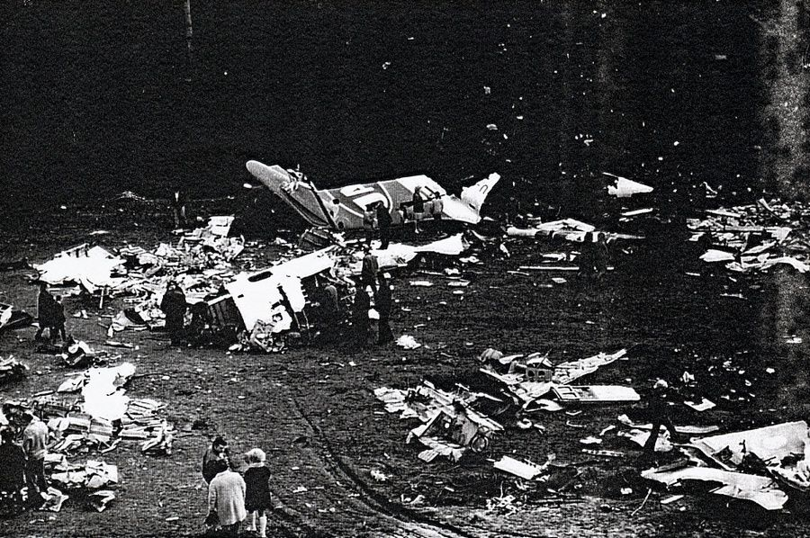 The plane exploded at an altitude of 10,000m, the flight attendant still escaped death like a miracle, after decades of surprising reasons were answered - Photo 1.