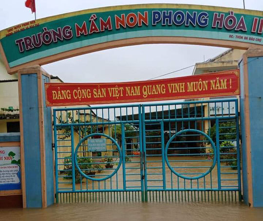 Thừa Thiên - Huế: Mưa trắng trời, nhiều nơi bị ngập, bộ đội dầm mình trong nước cứu lúa giúp dân - Ảnh 5.