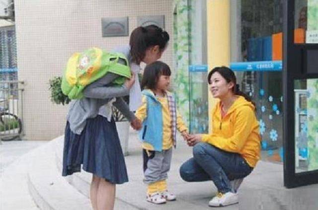 A 4-year-old girl sobbed because she came back from school wearing wet pants, her mother angrily called the teacher and received a stiff explanation - Photo 2.