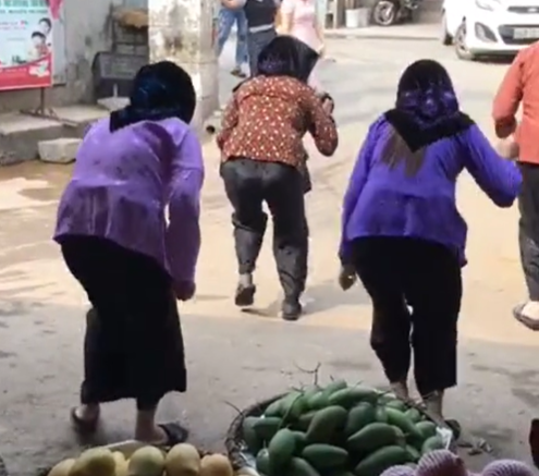 Sự thật đằng sau clip c&aacute;c cụ b&agrave; b&aacute;n hoa quả nghe nhạc ngay lập tức nhảy tưng tưng l&agrave;m ai cũng hết hồn - Ảnh 6.