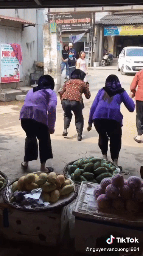 Sự thật đằng sau clip c&aacute;c cụ b&agrave; b&aacute;n hoa quả nghe nhạc ngay lập tức nhảy tưng tưng l&agrave;m ai cũng hết hồn - Ảnh 4.