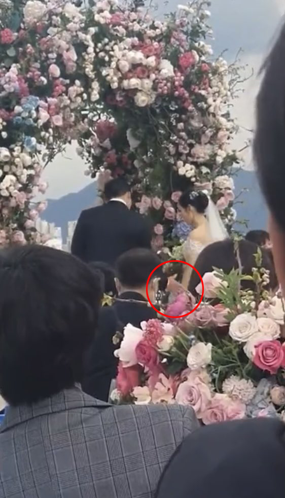 Ảnh viral nhất hôm nay: Đây là cách Hyun Bin cố nói “Đưa tay đây nào, mãi bên nhau bạn nhé” với Son Ye Jin suốt đám cưới và… thành nghiện - Ảnh 6.