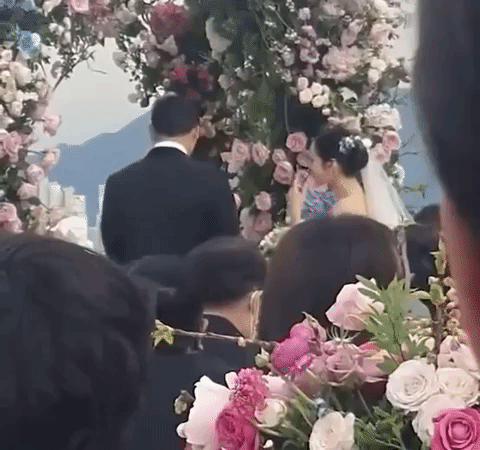 Ảnh viral nhất hôm nay: Đây là cách Hyun Bin cố nói “Đưa tay đây nào, mãi bên nhau bạn nhé” với Son Ye Jin suốt đám cưới và… thành nghiện - Ảnh 5.