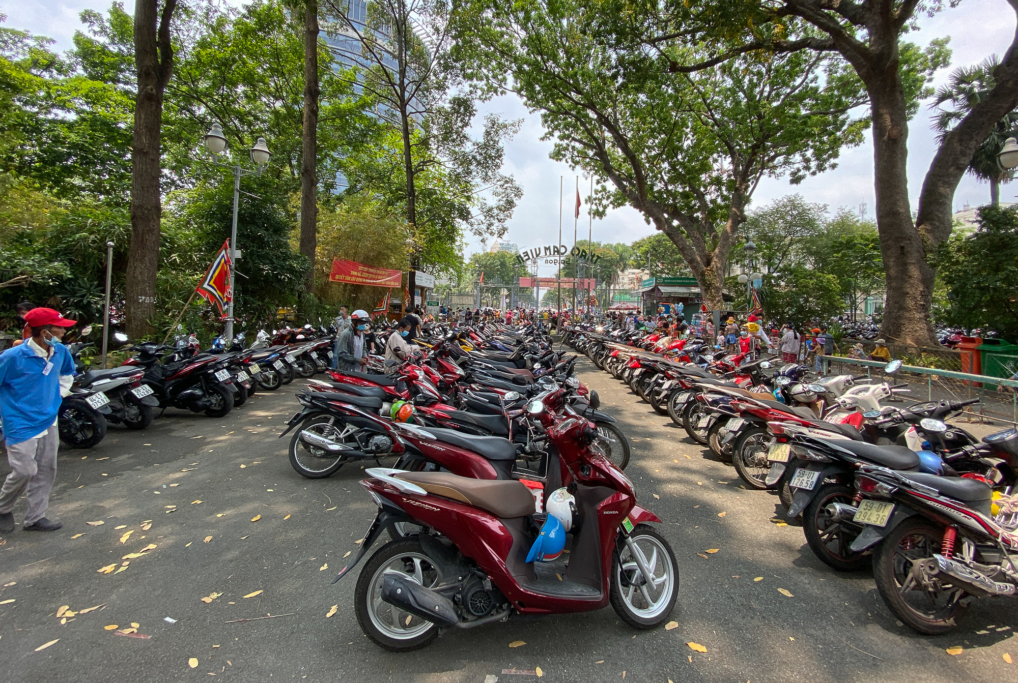 Saigon Zoo and Botanical Garden was crowded with people, guests brought suitcases to camp on the occasion of Hung King's death anniversary - Photo 3.