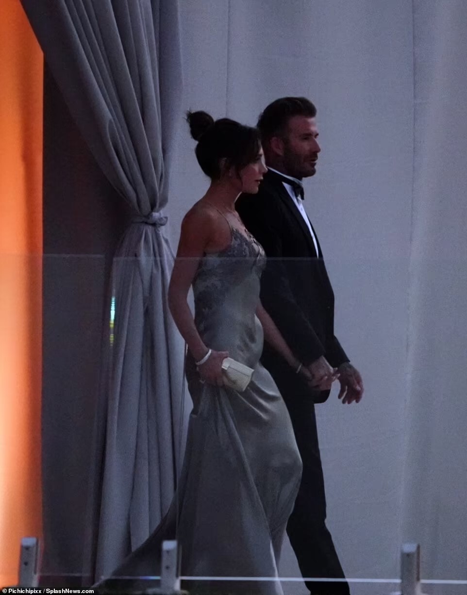 Siêu đám cưới 91 tỷ Brooklyn Beckham và ái nữ tài phiệt: Cô dâu chú rể hôn hẹn ước, vợ chồng Beckham lên đồ đỉnh cao, nhẫn cưới khủng gây sốc - Ảnh 11.