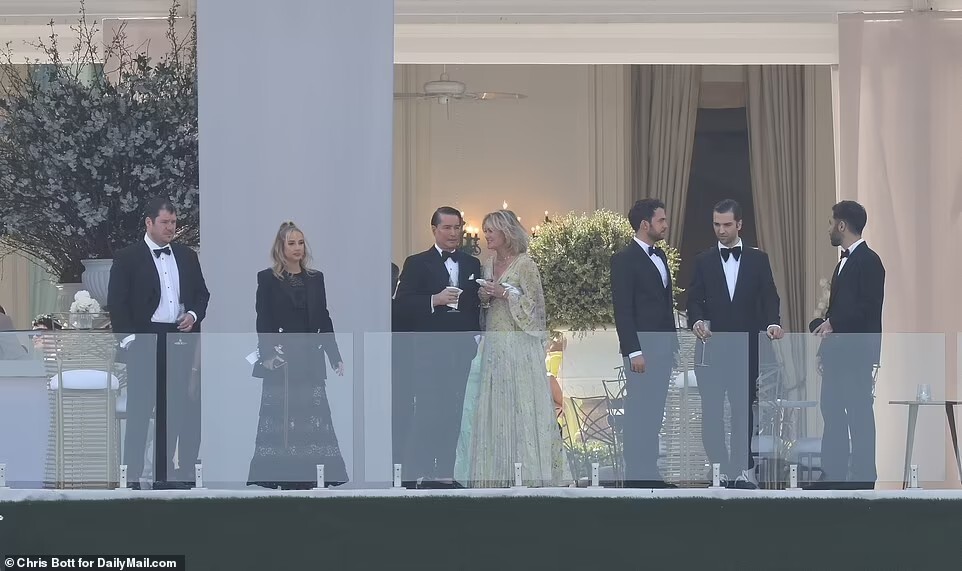Siêu đám cưới 91 tỷ Brooklyn Beckham và ái nữ tài phiệt: Cô dâu chú rể hôn hẹn ước, vợ chồng Beckham lên đồ đỉnh cao, nhẫn cưới khủng gây sốc - Ảnh 10.