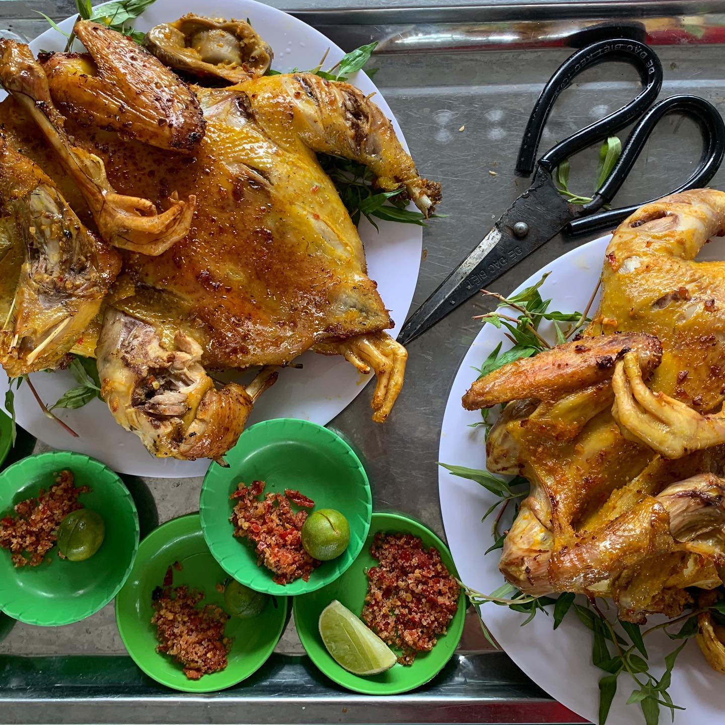 Quán ăn Bình Dương khiến dân mạng khiếp vía dù có view đắt xắt ra miếng: Nhìn thì đẹp nhưng cũng đáng sợ quá - Ảnh 5. Quán ăn Bình Dương khiến dân mạng khiếp vía dù có view đắt xắt ra miếng: Nhìn thì đẹp nhưng cũng đáng sợ quá - Ảnh 5.