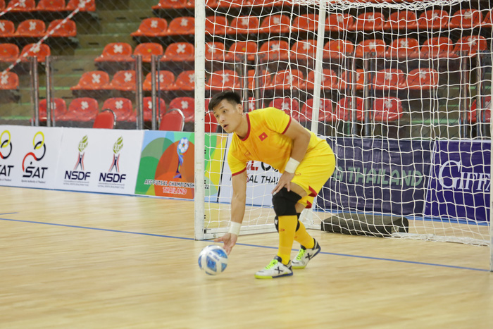 Southeast Asian futsal: Goalkeeper Van Y played ecstatically, the Vietnamese team won a valuable ticket to the continental tournament - Photo 2.