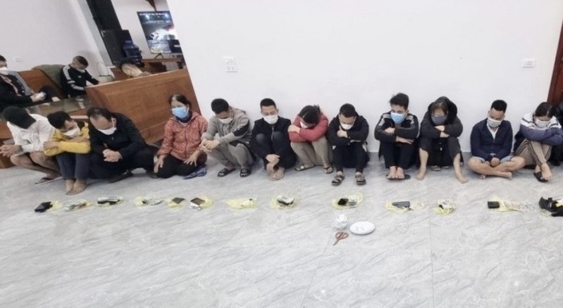 Ha Tinh: Breaking into the attic, arresting 12 gambling suspects, collecting 124 million VND - Photo 2.