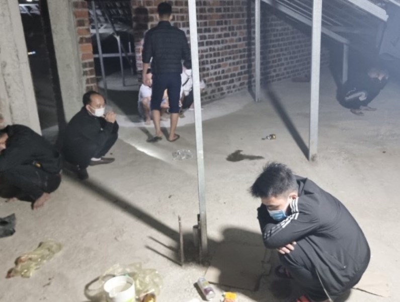 Ha Tinh: Breaking into the attic, arresting 12 gambling suspects, collecting 124 million VND - Photo 3.
