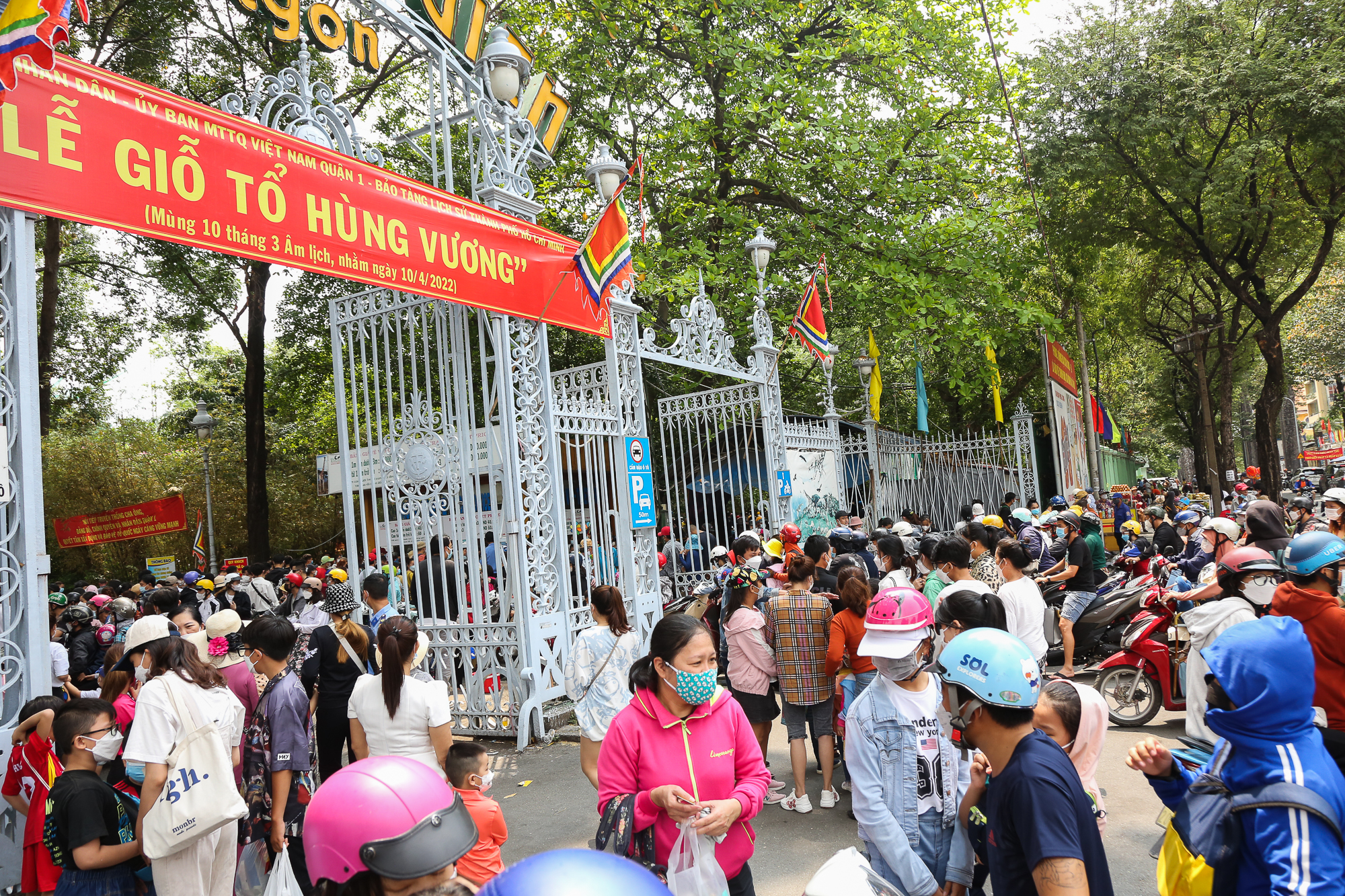 Saigon Zoo and Botanical Garden was crowded with people, guests brought suitcases to camp on the occasion of Hung King's death anniversary - Photo 1.