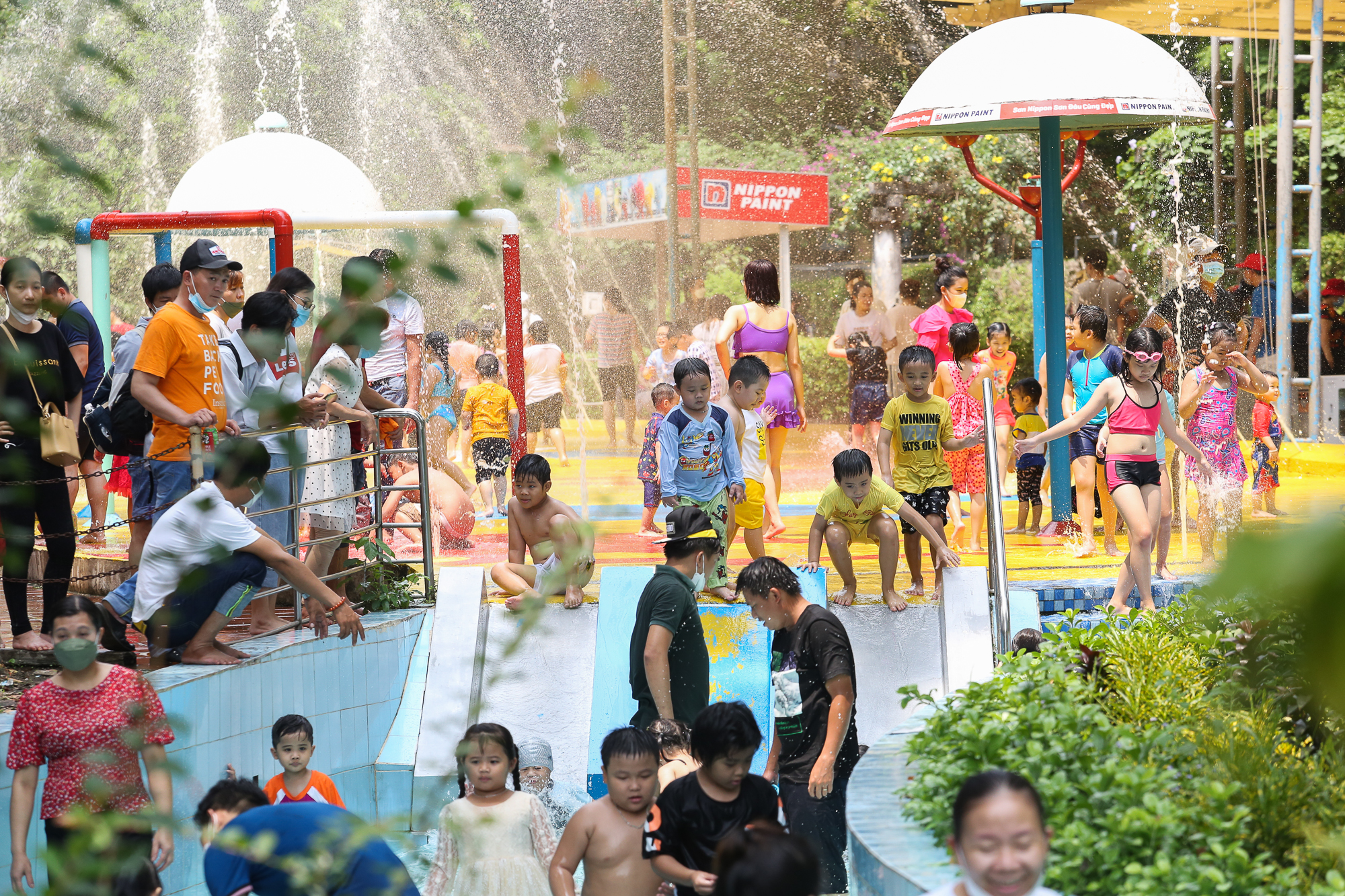 Saigon Zoo and Botanical Garden is crowded with people, guests bring suitcases to camp on the occasion of Hung King's death anniversary - Photo 14.