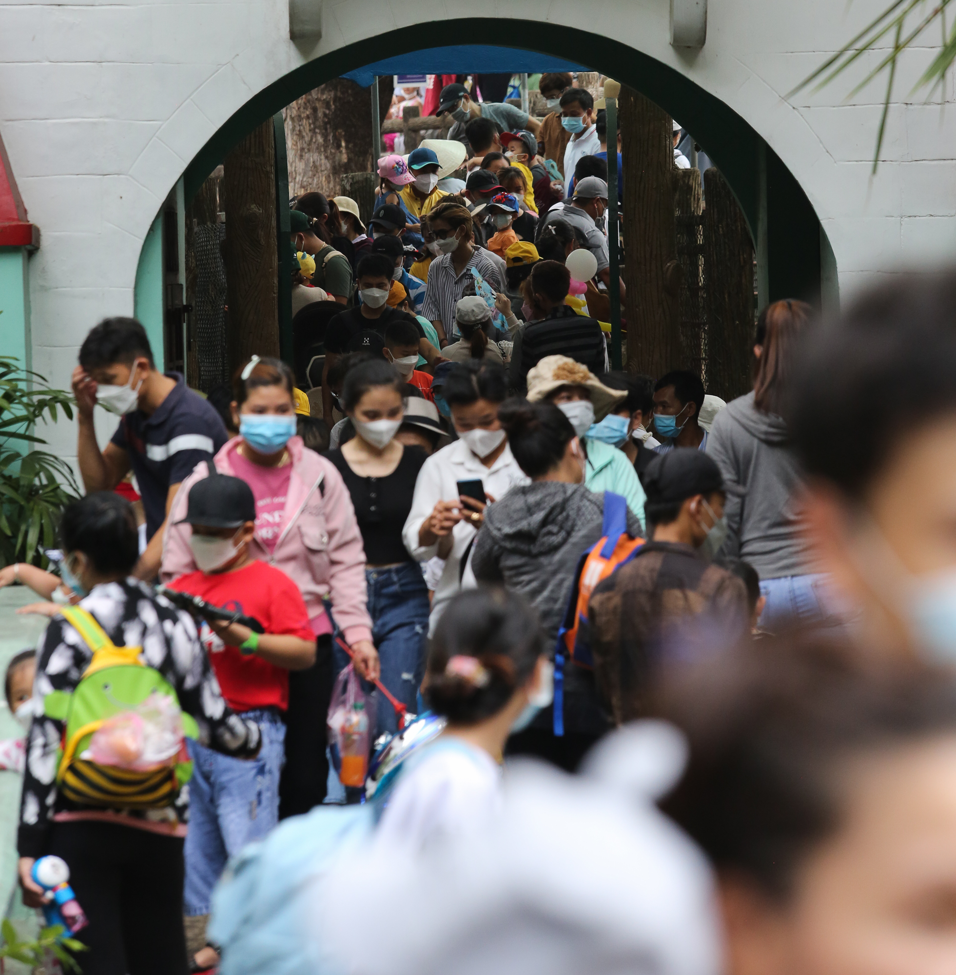 Saigon Zoo and Botanical Garden is crowded with people, guests bring suitcases to camp on the occasion of Hung King's death anniversary - Photo 6.