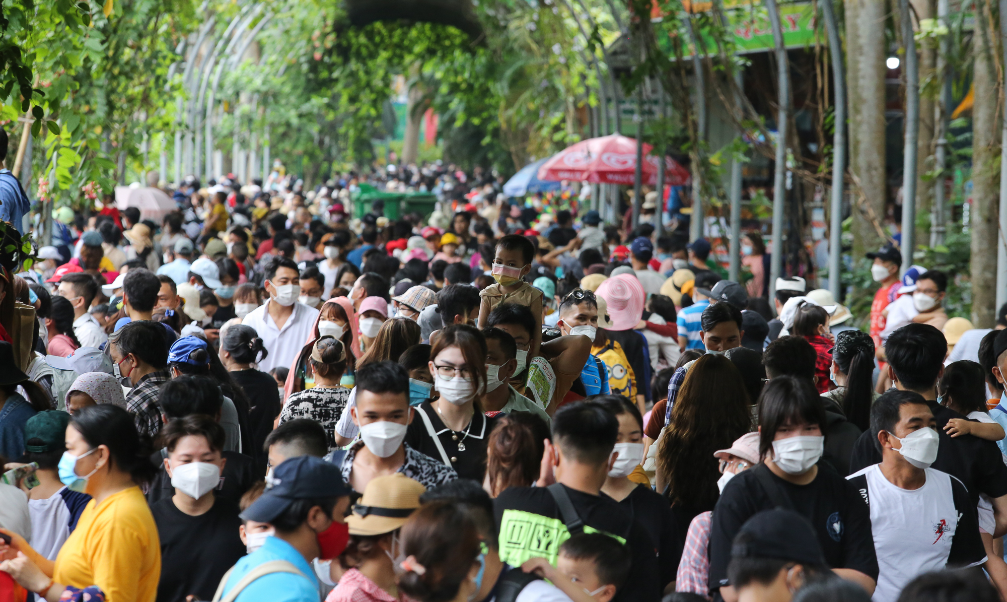 Saigon Zoo and Botanical Garden is crowded with people, guests bring suitcases to camp on the occasion of Hung King's death anniversary - Photo 8.