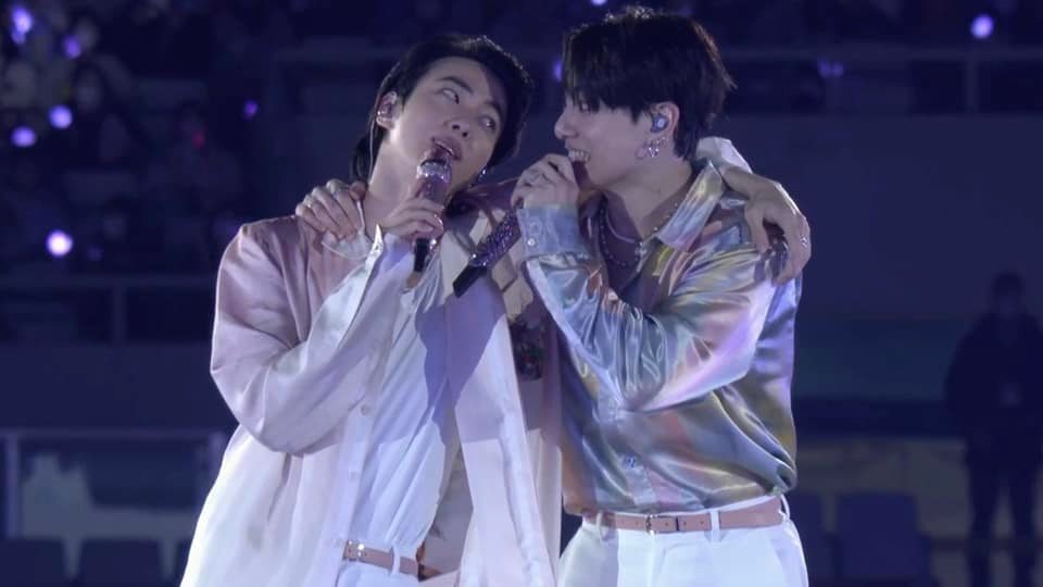 Jungkook (BTS) giữ đúng lời hứa năm 15 tuổi: Sẵn sàng buộc dây giày, mở nắp chai nước cho anh cả Jin - Ảnh 1. Jungkook (BTS) giữ đúng lời hứa năm 15 tuổi: Sẵn sàng buộc dây giày, mở nắp chai nước cho anh cả Jin - Ảnh 1.