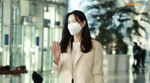 Hyun Bin v&agrave; Son Ye Jin đổ bộ s&acirc;n bay đi hưởng tuần trăng mật: Visual s&aacute;ng bừng g&acirc;y n&aacute;o loạn, điểm đến đặc biệt đến mức nghe thấy l&agrave; fan vỡ &ograve;a! - Ảnh 3.