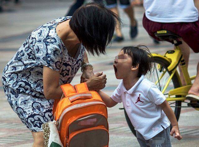 Cậu bé 8 tuổi bị các bạn cùng lớp xa lánh, sợ hãi không dám chơi cùng, mẹ SỐC nặng khi biết nguyên do: Hóa ra vì 1 bộ quần áo! - Ảnh 1.