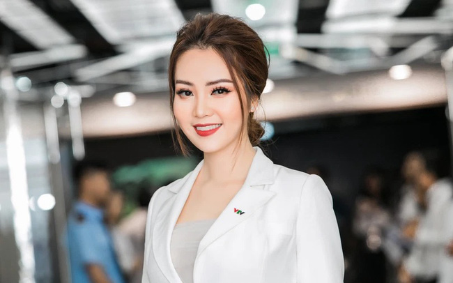 Á hậu thành công nhất lịch sử Hoa hậu Việt Nam: Cho con học trường có mức phí hơn NỬA TỶ, con hỏi 1 câu mà mẹ giật mình - Ảnh 1.