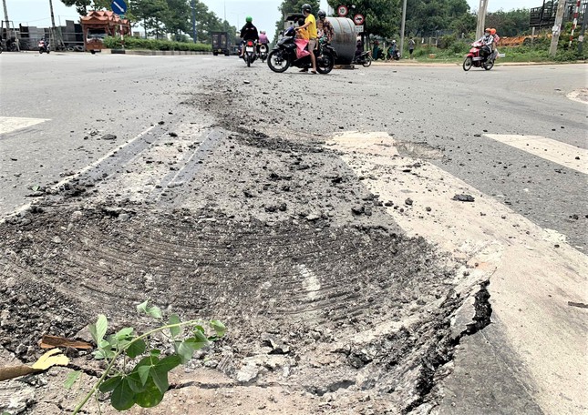 Cuộn thép hàng chục tấn rơi lún đường, người dân thoát nạn thần kỳ - Ảnh 1.