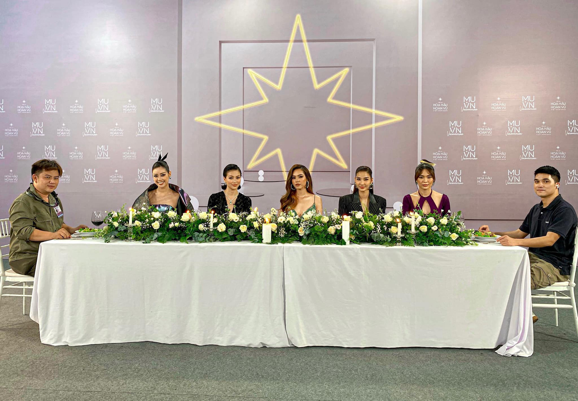 Miss Universe Vietnam tung ảnh 5 nàng Hậu, netizen phấn khích: “Cô Xuân Trang chuẩn bị trừ điểm thanh lịch nè nha!” - Ảnh 1.