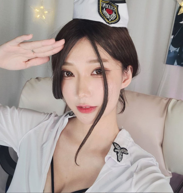 Bị bait lộ hàng trên sóng, nữ streamer nóng bỏng xử lý outplay khiến ai cũng tấm tắc khen - Ảnh 2.