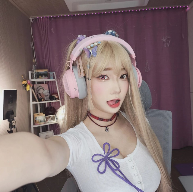 Bị bait lộ hàng trên sóng, nữ streamer nóng bỏng xử lý outplay khiến ai cũng tấm tắc khen - Ảnh 5.